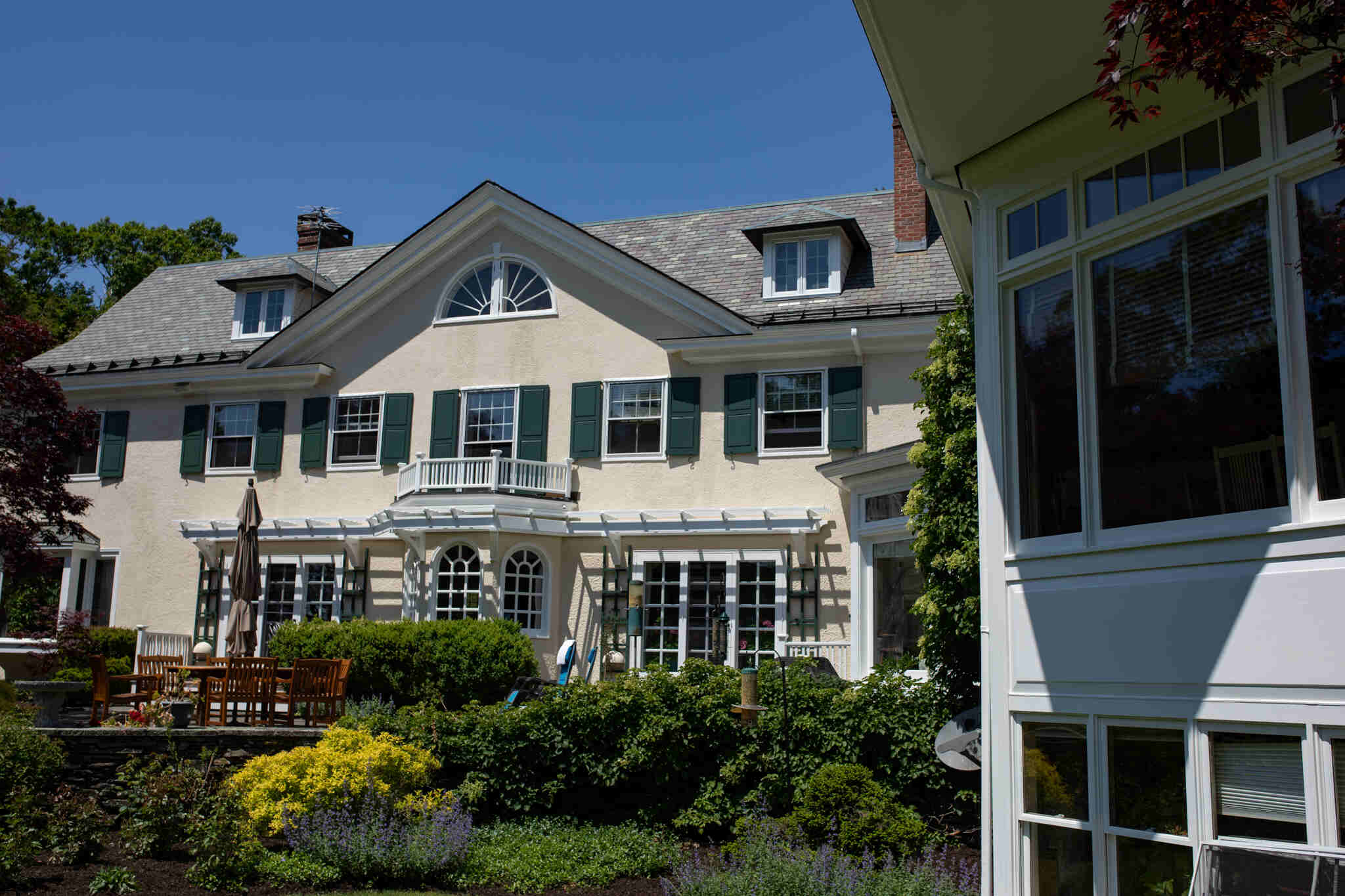 Exterior Painting Stucco in Lincoln Massachusetts